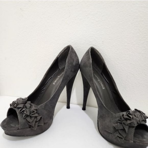 🎈Charming Charlie gray Suede Ruffled Heels Siz… - Picture 7 of 8